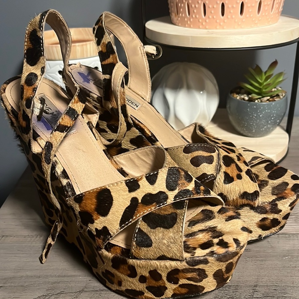 Furry leopard sandals